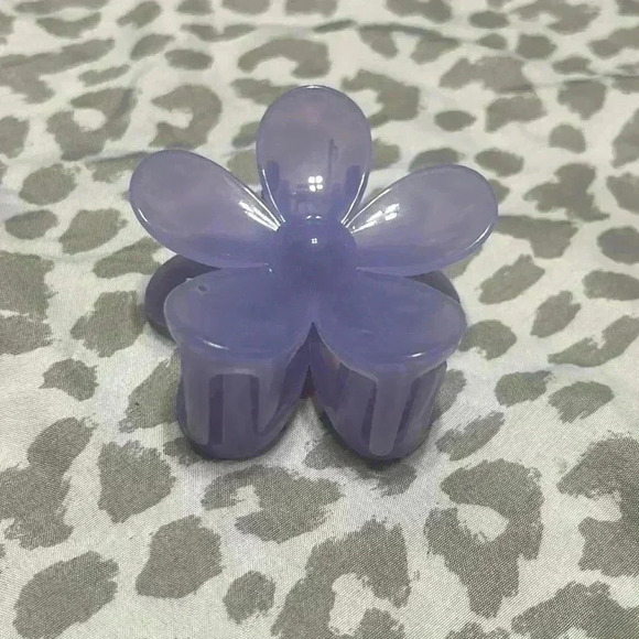 Daisy Bucket Hat + Claw Clip - Picture 3 of 4